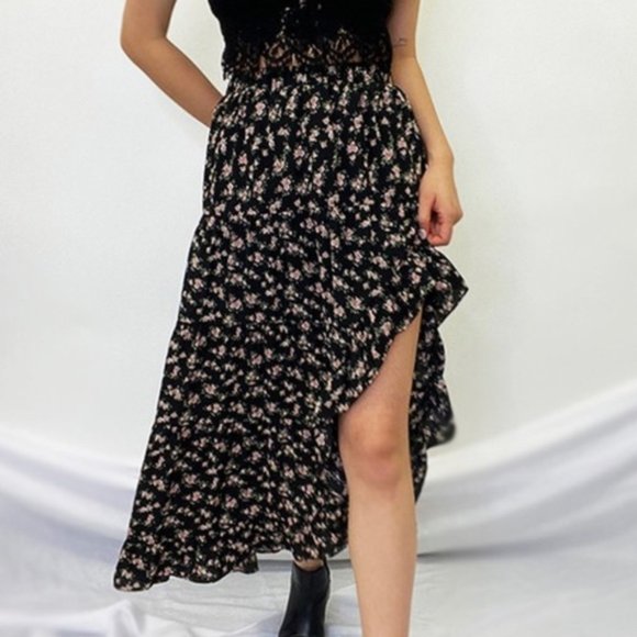 Boutique Dresses & Skirts - Sale 💐Pretty Floral Print Maxi